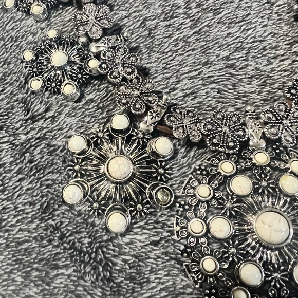 Womens western necklace - Picture 2 of 3